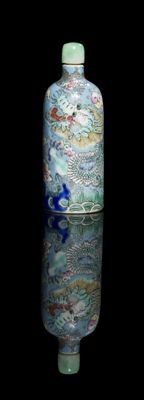 a picture of a vase that is sitting on a table