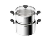 un gros plan sur deux casseroles avec leurs couvercles, sur fond blanc