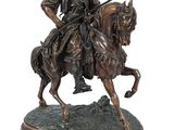 statue d'un homme à cheval, l'épée à la main, posée sur un socle
