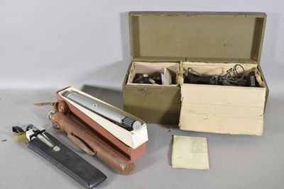 une boîte contenant quelques outils, posée sur une table