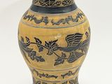 un vase orné d'un motif de dragon sur fond blanc