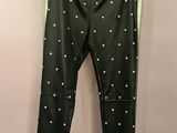 un pantalon noir suspendu à un cintre dans une pièce