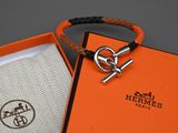 une boîte orange contenant une clé et un porte-clés