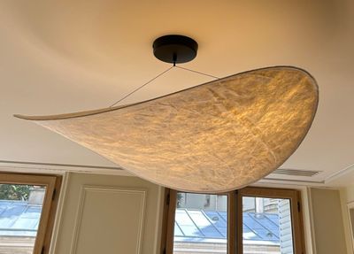 une lumière suspendue au plafond d'une pièce