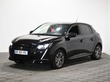 la photo d'une voiture noire garée sur un sol en damier