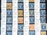 Plusieurs vieux timbres sont empilés les uns sur les autres sur une table