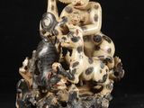 Figurine chinoise en ivoire sculpté représentant un homme avec des chiens et des chats