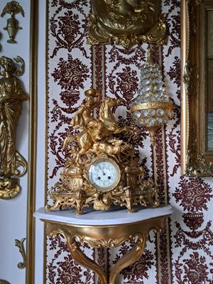 GRANDE PENDULE en régule doré à décor d'une scène de chasse …