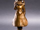 statue en bronze représentant une femme tenant un pistolet, posée sur un socle en bois