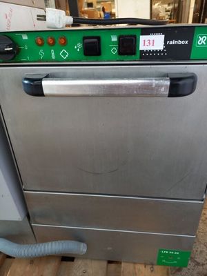 une photo d'un lave-vaisselle en acier inoxydable posé sur une palette