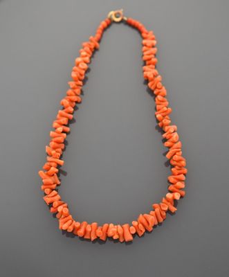Collier de bâtonnets et billes facettées en chute, le fermoi…