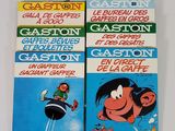 trois albums de bandes dessinées sont empilés les uns sur les autres