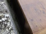 une table en bois posée sur un mur de pierre