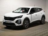 Le SUV blanc est garé dans une grande pièce au sol carrelé en damier.