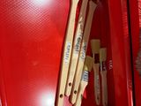 une armoire rouge contenant des pinceaux et d'autres objets