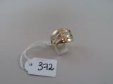 l'image d'une bague en or portant une étiquette de prix