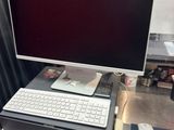 un ordinateur sur un bureau avec un clavier et une souris