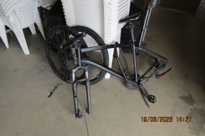 un vélo posé par terre à côté d'une table