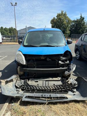 l'avant d'une voiture bleue garée sur un parking