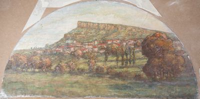 une peinture accrochée au mur d'un immeuble, avec une montagne en arrière-plan