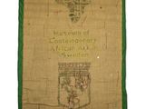 un gros plan sur une banderole en tissu sur laquelle figure une carte