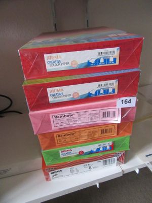 une pile de trois boîtes empilées les unes sur les autres