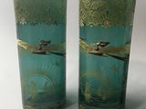 deux grands vases en verre posés sur une table