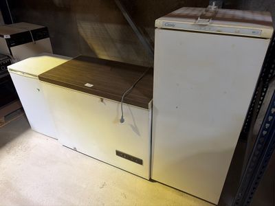 un réfrigérateur et un congélateur placés dans une pièce