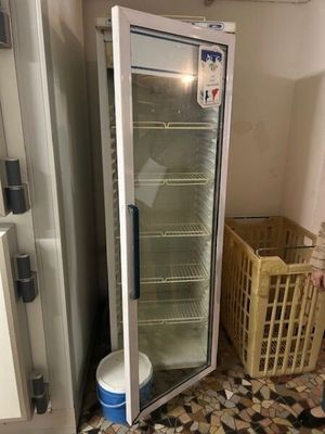 Une armoire réfrigérée verticale SODAGLASS 400 ouvrant à une…