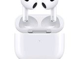 une photo d'une paire d'AirPods posée sur une boîte blanche