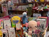 de nombreuses peluches et jouets exposés dans un magasin