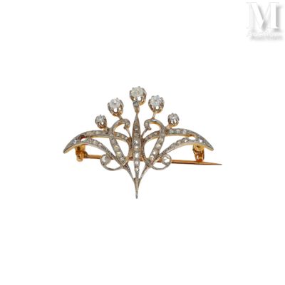 Gros plan sur une broche en or et diamants