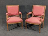 une paire de fauteuils rembourrés roses sur fond gris