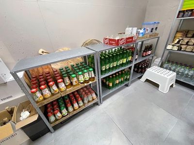 de nombreuses bouteilles de soda sur les rayons du magasin