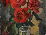 un tableau représentant des roses rouges dans un vase posé sur une table
