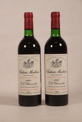 deux bouteilles de vin rouge posées l'une à côté de l'autre sur une table