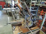 une machine qui travaille sur une pièce de métal