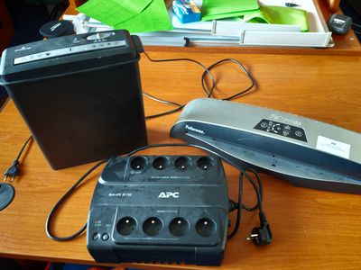 un bureau sur lequel se trouvent un ordinateur, une radio et d'autres appareils électroniques