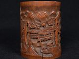 un vieux porte-pinceaux en bois sculpté orné d'un dragon