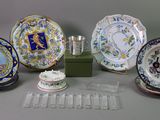 il y a toutes sortes d'assiettes et de tasses sur la table