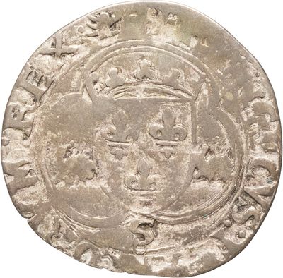 Gros plan sur une pièce de monnaie ornée d'une couronne
