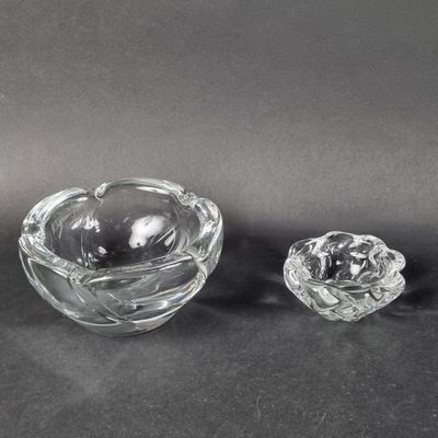deux bols en verre transparent et un petit bol posés sur une surface noire