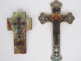 deux croix sur une surface blanche, avec une croix sur le mur