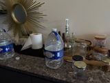 un comptoir sur lequel sont posées de nombreuses bouteilles d'eau