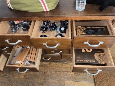 une table en bois sur laquelle se trouvent plusieurs tiroirs
