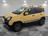 La petite voiture jaune est garée dans une grande pièce.