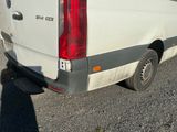 une camionnette blanche garée sur le parking
