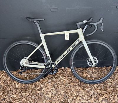 un gros plan d'un vélo garé contre un mur noir
