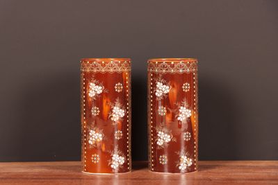deux vases posés sur une table