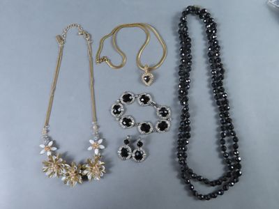 Plusieurs colliers et bracelets sont exposés sur une table